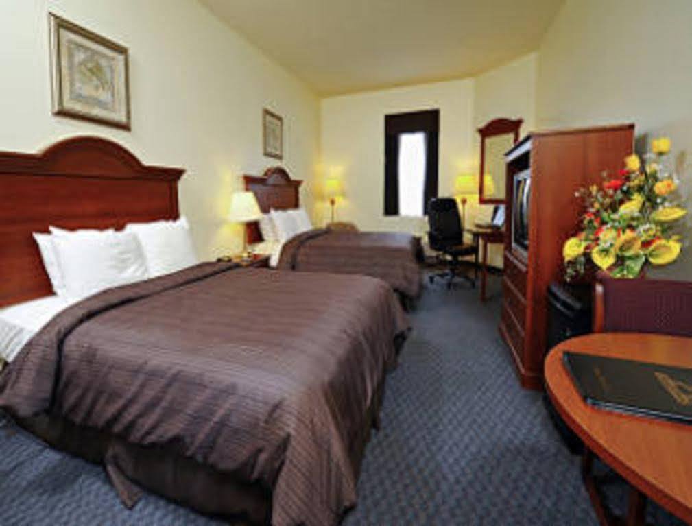 Days Inn By Wyndham Toronto East Beaches Esterno foto