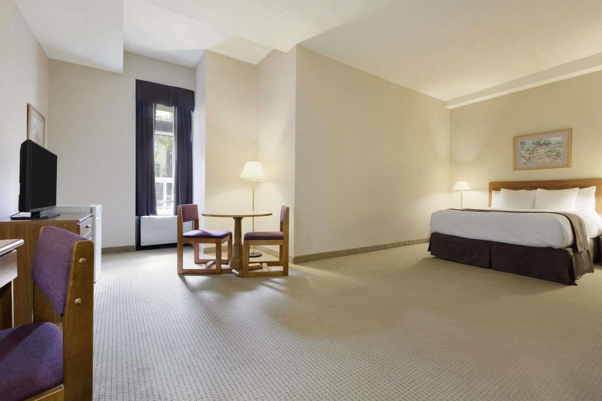 Days Inn By Wyndham Toronto East Beaches Esterno foto