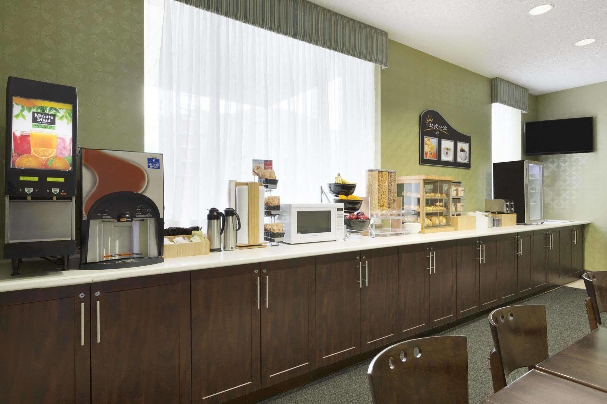 Days Inn By Wyndham Toronto East Beaches Esterno foto